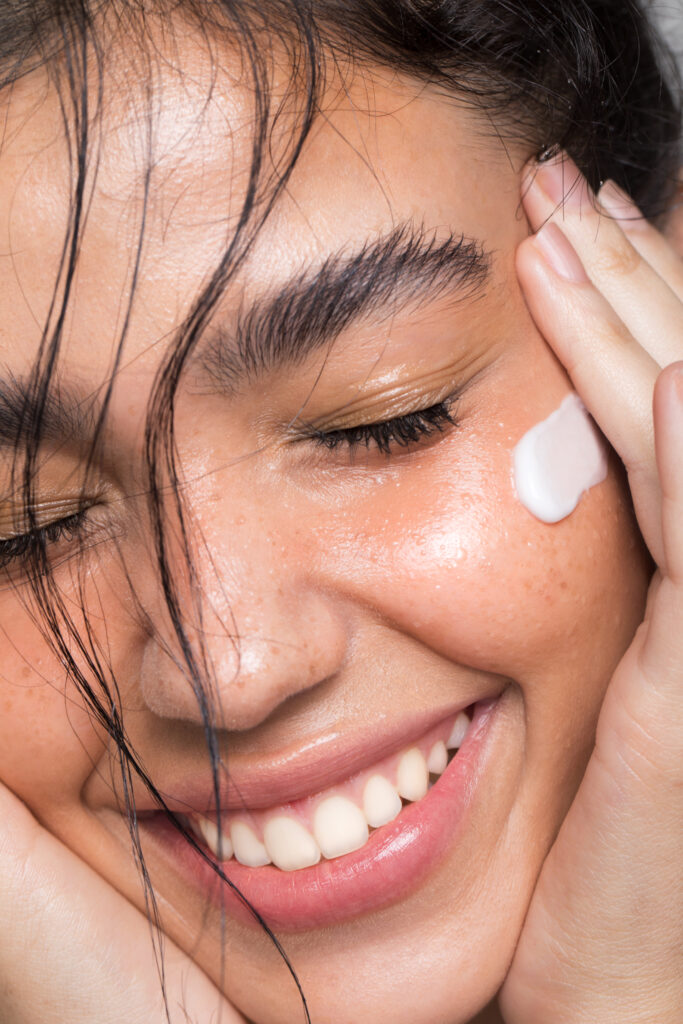 closeup gezicht van een vrouw mer crème op haar gezicht