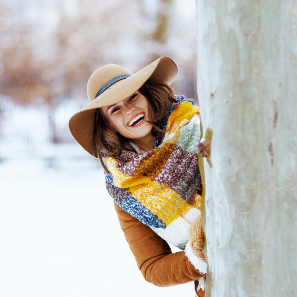 vrouw-boom-winter