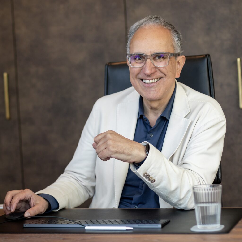 dokter aan zijn bureau