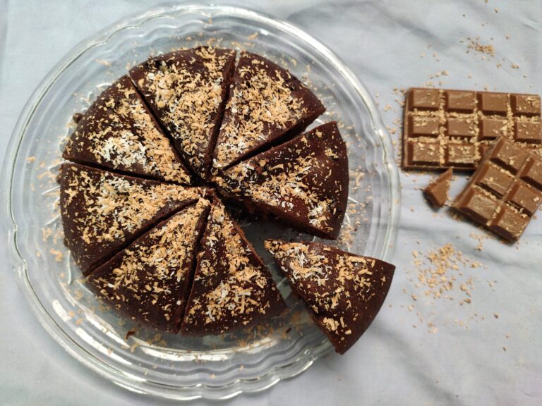 Versierde chocoladetaart in bovenaanzicht