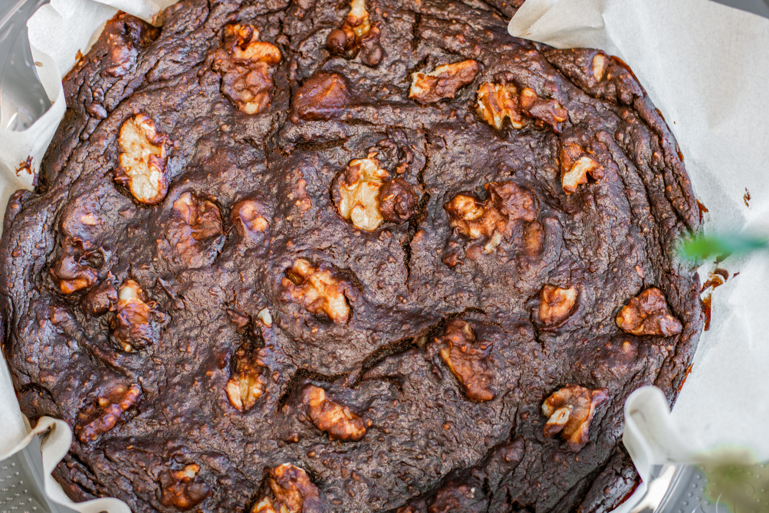 Gezonde chocolade brownie met walnoten.