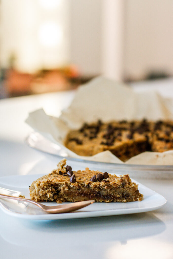 vegan blondie gepresenteerd op een bordje