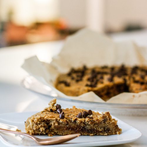 vegan blondie gepresenteerd op een bordje